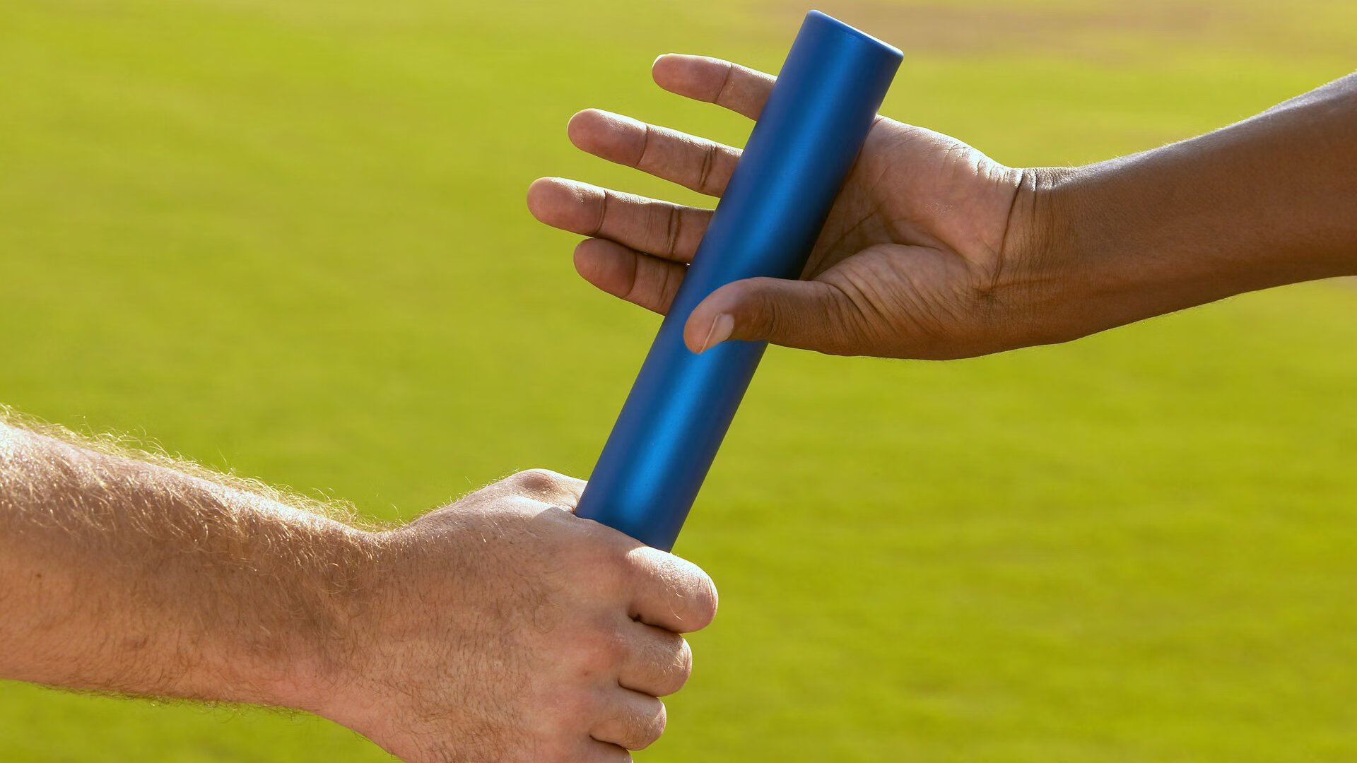 《马尼拉公报》记者雷伊报道杭州亚运会开幕式，称其为“视觉杰作”，并赞扬亚运村的设施和志愿者服务。